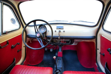 Téléchargez les photos : Florence, Italie - 12 janvier 2012 : Vintage Fiat 500 était l'une des Fiat 500 européennes les plus produites. Vue intérieure avec pare-brise personnalisable et fenêtres latérales. - en image libre de droit