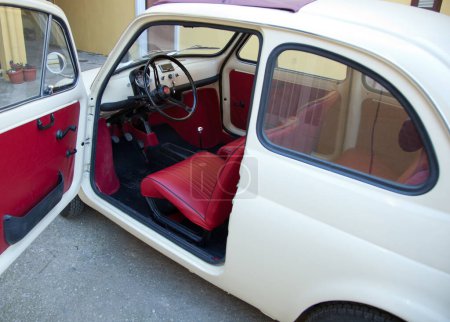Foto de Florencia, Italia - 12 de enero de 2012: Fiat 500 fue uno de los coches europeos más producidos. Vista lateral con puerta abierta. - Imagen libre de derechos