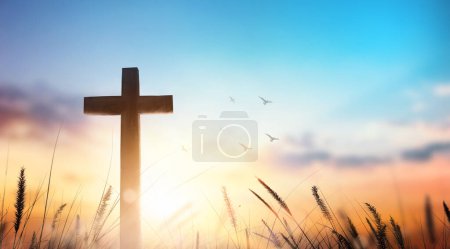 Téléchargez les photos : Croix chrétienne en bois sur fond de coucher de soleil. - en image libre de droit
