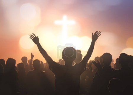 Téléchargez les photos : Culte chrétien Dieu ensemble dans la salle de l'église devant la scène musicale - en image libre de droit