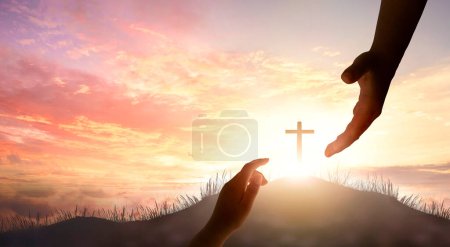 Téléchargez les photos : Silhouette de Dieu donnant un coup de main, espoir et soutien les uns aux autres sur fond de coucher de soleil. - en image libre de droit