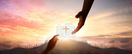 Téléchargez les photos : God's helping hand and cross on sunset background - en image libre de droit