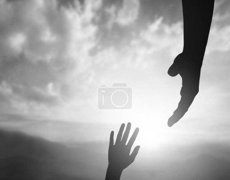 Téléchargez les photos : Donnant un espoir en aidant la main et le soutien sur fond noir et blanc. - en image libre de droit