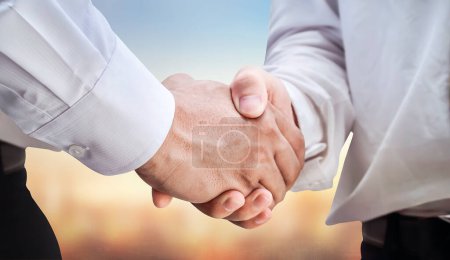 Les gens d'affaires poignée de main partenariat travail d'équipe accord coopération