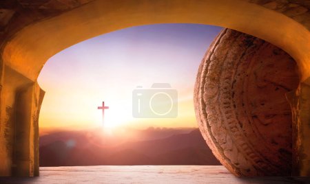 Foto de Concepto de Pascua y Viernes Santo, Tumba vacía al amanecer con la luz del sol brillando a través de la puerta abierta y la cruz de Cristo Jesús en la distancia - Imagen libre de derechos