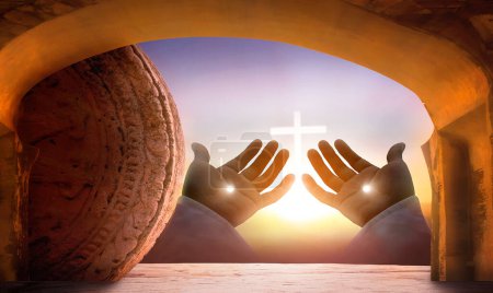 Téléchargez les photos : Pâques et Vendredi saint concept, Clou marque les mains du Christ Jésus sur fond de tombe vide - en image libre de droit