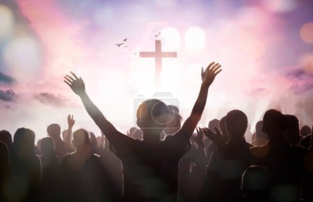 Oster- und Karfreitagskonzept, Silhouette viele Menschen erhobenen Händen verehren Gott über Sonnenuntergang Kreuz Hintergrund