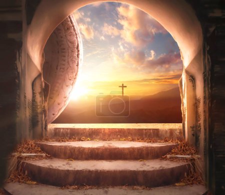 Foto de Concepto de Pascua y Viernes Santo, Lápida vacía con cruz sobre fondo de salida del sol de montaña - Imagen libre de derechos