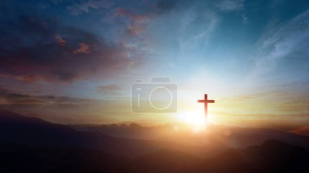 Foto de El símbolo crucifijo de Jesús en el fondo del cielo del atardecer de la montaña - Imagen libre de derechos