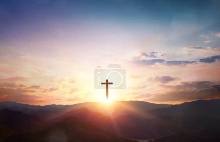 Foto de Silueta de Jesús con Cruz sobre el fondo de la puesta del sol del calvario - Imagen libre de derechos