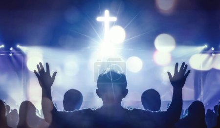Téléchargez les photos : Photo floue du culte chrétien Dieu ensemble dans l'Eglise et effet bokeh lumière - en image libre de droit