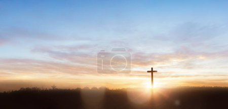 Téléchargez les photos : Croix chrétienne en bois sur fond de lever de soleil - en image libre de droit