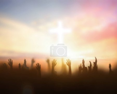enfoque suave de la adoración cristiana con la mano levantada sobre fondo de cruz blanca
