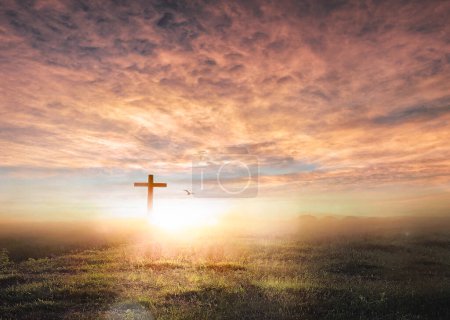 Foto de Cruz de madera cristiana sobre fondo del atardecer. - Imagen libre de derechos