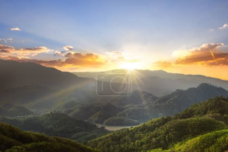 Foto de Valle de la montaña al atardecer o al amanecer - Imagen libre de derechos