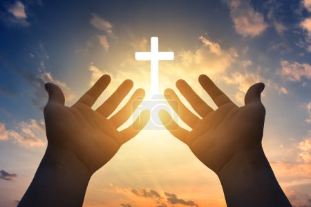 Téléchargez les photos : Concept de prière, Les mains humaines ouvrent la paume pour adorer Dieu Jésus-Christ sur fond de croix - en image libre de droit