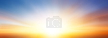 Téléchargez les photos : Coucher de soleil coloré fantastique et nuages sombres et menaçants. - en image libre de droit