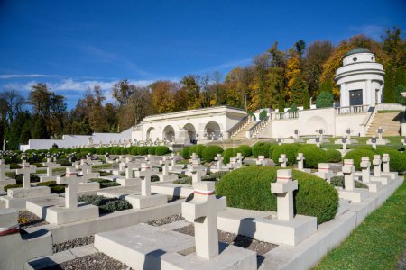 Foto de LVIV, UCRANIA - 28 de octubre de 2022: Vista del cementerio militar polaco (Cmentarz Orlat) en el cementerio de Lychakiv en la ciudad ucraniana occidental Lviv. - Imagen libre de derechos