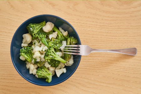 Foto de Verduras hervidas. Coliflor en un plato. Verduras al vapor. Alimentación saludable - Imagen libre de derechos
