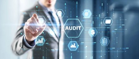 Téléchargez les photos : Businessman clicks Audit Auditor Concept de conformité des services financiers. - en image libre de droit