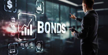 Geschäftsmann klickt auf einen virtuellen Bildschirm. Bond Finance Banking Technology Konzept. Handelsmarktnetzwerk.