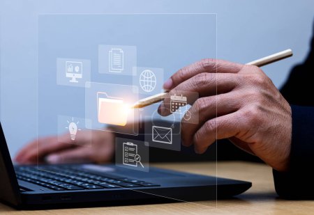 Dokumentenmanagement-Konzept mit digitalem Konzept und Technologie Geschäftsmann hält virtuelle Ordner und Online-Management-Informationen Symbol digitalen Workflow Cyber-Sicherheit und Schutzinformationen