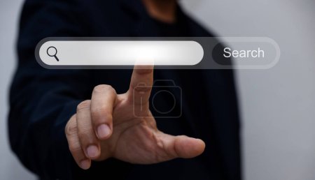 Téléchargez les photos : Main masculine appuyant sur le bouton de recherche Internet sur l'écran virtuel avec la technologie avec espace de copie - en image libre de droit