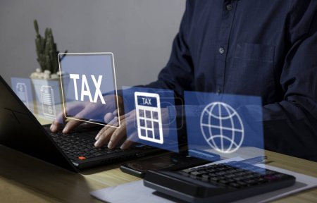 Finanzforschung, staatliche Steuern und Berechnung Steuererklärung Konzept, Unternehmer geben Steuerdetails auf dem Dokument digital füllen Sie das Einkommensteuer-Online-Formular für die Zahlung im Internet