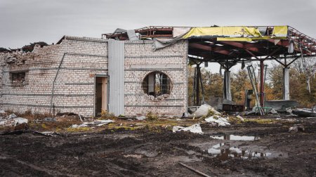 Foto de Guerra en Ucrania, lucha, edificio dañado por explosión, estación de servicio destruida, región de Izyum Kharkiv - Imagen libre de derechos
