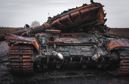 Krieg in der Ukraine, zerstörter Panzer, Munitionsdetonation, zerstörter russischer Panzer, Stadt Izyum, Gebiet Charkiw