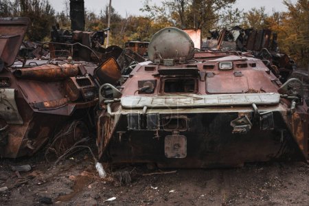 Téléchargez les photos : War in Ukraine, cemetery of destroyed equipment, destroyed military equipment, Izyum city, Kharkiv region - en image libre de droit