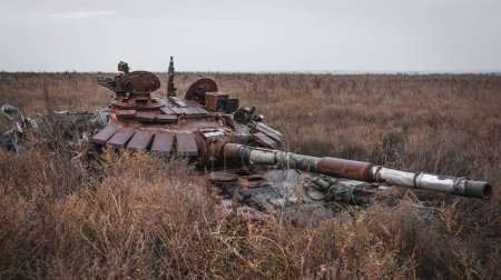 Krieg in der Ukraine, ein zerstörter Panzer, ein zerstörter Panzer steht auf einem Feld, Seitenansicht der Stadt Izyum, Gebiet Charkiw