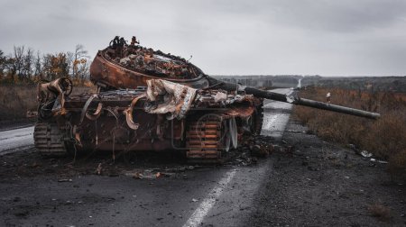 Téléchargez les photos : La guerre en Ukraine, la route de la ville d'Izyum, le char russe détruit, la vue arrière, la région de Kharkiv. - en image libre de droit