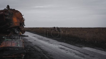 Téléchargez les photos : War in Ukraine, two destroyed tanks, Kharkiv region, city of raisins - en image libre de droit