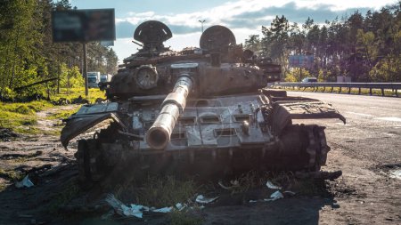 Guerra en Ucrania, región de Kiev, autopista Zhytomyr, un tanque ruso roto se encuentra cerca de la carretera, vista frontal