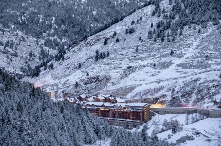 Foto de Paisaje urbano de Soldeu en Andorra en invierno. - Imagen libre de derechos