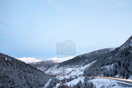 Foto de Montañas nevadas en Grandvalira en Andorra en invierno. - Imagen libre de derechos