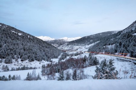 Foto de Montañas nevadas en Grandvalira en Andorra en invierno. - Imagen libre de derechos