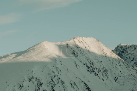Foto de Montañas nevadas sobre los Pirineos en Andorra. - Imagen libre de derechos