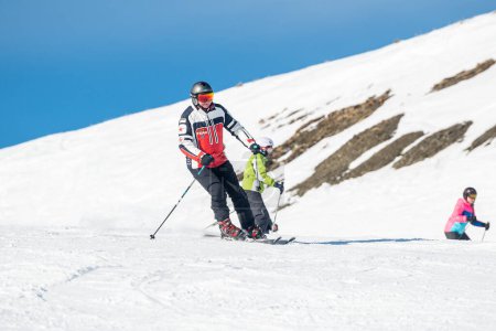 Téléchargez les photos : Grandvalira, Andorre : 2022 14 décembre : skieur sur les pistes de Grandvalira en Andorre en hiver 2022. - en image libre de droit