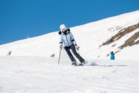 Foto de Grandvalira, Andorra: 2022 14 de diciembre: Esquiador en las pistas de Grandvalira en Andorra en invierno 2022. - Imagen libre de derechos