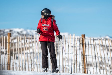 Foto de Grandvalira, Andorra : 2022 January 3 : Skier on the slopes of Grandvalira in Andorra in winter 2022. - Imagen libre de derechos