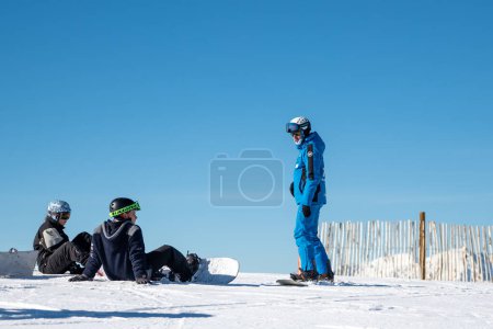 Foto de Grandvalira, Andorra : 2023 January 03 : Skier on the slopes of Grandvalira in Andorra in winter 2022. - Imagen libre de derechos
