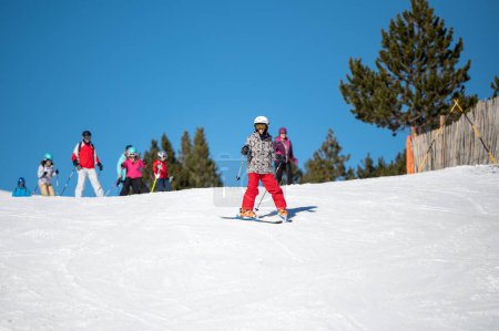 Foto de Grandvalira, Andorra : 2023 January 03 : Skier on the slopes of Grandvalira in Andorra in winter 2022. - Imagen libre de derechos