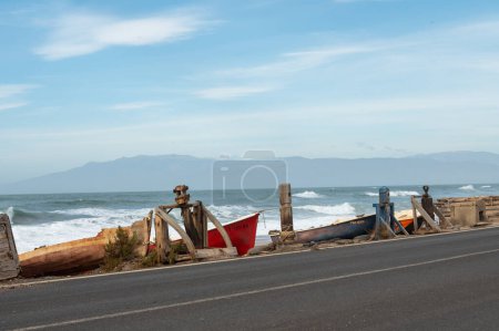 Téléchargez les photos : Cabo de Gata, Spain : 23 November 2022 : Boats in the coast of Cabo de Gata Park in Almeria, Spain. - en image libre de droit