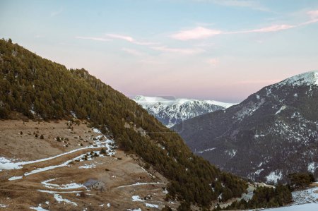 Foto de Montañas en los Pirineos en Andorra en invierno con mucha nieve. - Imagen libre de derechos