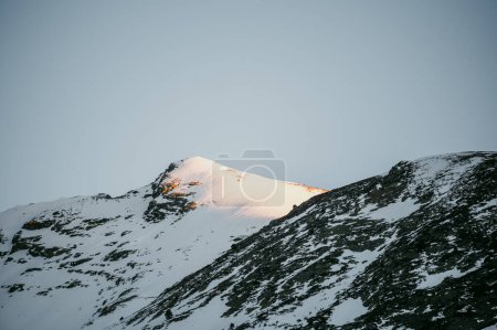 Foto de Montañas en los Pirineos en Andorra en invierno con mucha nieve - Imagen libre de derechos