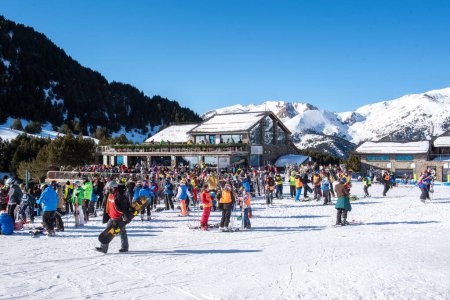 Téléchargez les photos : Grandvalira, Andorre : 2022 14 décembre : skieurs sur les pistes de Grandvalira en Andorre en hiver 2022. - en image libre de droit