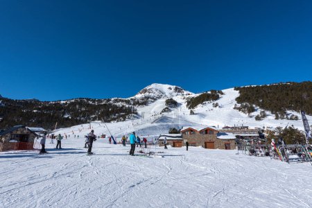 Téléchargez les photos : Grandvalira, Andorre : 2022 14 décembre : skieurs sur les pistes de Grandvalira en Andorre en hiver 2022. - en image libre de droit
