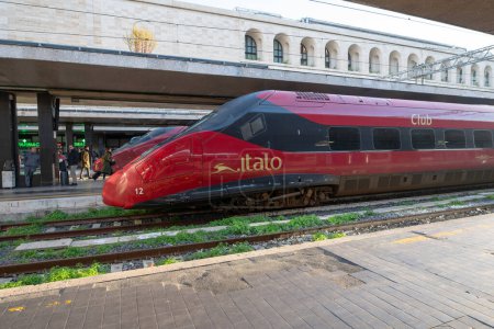 Foto de Roma, Italia: 13 de noviembre de 2023: Tren de alta velocidad Italo en la estación Roma Termini en Roma en 2023 en Italia. - Imagen libre de derechos